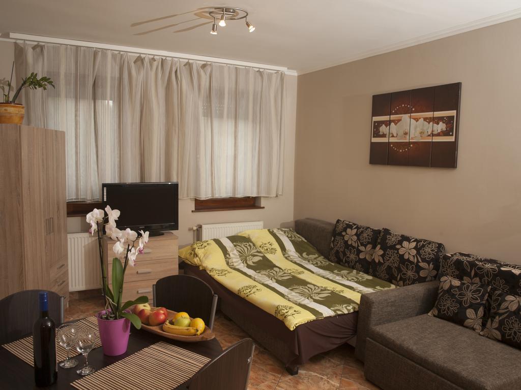 Flora Apartman Gyula Extérieur photo